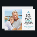 Merry Beachy Christmas Card Feiertagskarte<br><div class="desc">Freuen Sie sich auf die handgeschriebene Typografie "Viel Fröhlichkeit am Strand" neben Ihrem Foto. Personalisieren Sie mit Ihrem Gruß und Familiennamen.</div>