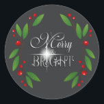 Merry Berry Bright Christmas Swag D591 Runder Aufkleber<br><div class="desc">Dieser wunderschöne Weihnachtsaufkleber weist eine Grenze von grünen Blätter und hellroten Beeren auf und zeigt ein elegantes typografisches Design von "Merry and Bright",  hervorgehoben mit einem funkelnden Stern auf kohlebeständigem Hintergrund. Durchsuchen Sie ID591 um alle koordinierenden Produkte für dieses Mix n' Match Design Set zu sehen.</div>
