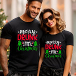 MERRY BETRUNKEN ICH BIN CHRISTMAS FUNNY T-Shirt<br><div class="desc">Machen Sie sich mit unserem unglaublich witzig Outfit bereit, um die Feiertagssaison zu feiern! . Der Wortlaut lautet "MERRY BETRUNKEN I AM CHRISTMAS in einer modernen Kombination von handgeschriebenen und niedlichen fett Schriftart mit einem Glas Wein und Weihnachtsbäumen geschmückt. Perfektes Geschenk für Freunde, Vater, Großad, Großvater, Onkel, Tante, Schwester und...</div>