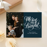 Merry Blue Calligraphy Modern Foto Feiertagskarte<br><div class="desc">Merry und Bright Blue Calligraphy Moderne Foto Holiday Card. Senden Sie Ihren personalisierten und individuell gestaltbaren Urlaub an Freunde,  Kollegen und Familie in schlichten,  eleganten und modernen Foto Design festliche,  natürliche minimalistische Stilkarten! Unter der Kalligrafie finden Sie Ihre persönliche Grußbotschaft in der modernen Typografie.</div>