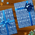Merry Blue Intergléry Kinder Name Chrismukkah Geschenkpapier<br><div class="desc">Personalisieren Sie diese eine von einer Art Chrismukkah Packpapier, indem Sie Ihrem Kind den Namen in den hellblauen Weihnachtsbaum und Hanukkah Menorah Muster und schaffen Sie etwas wirklich Besonderes für unter dem Baum. Dieses niedliche Verpackungspapier mit blass blauen Texten, in dem Sie Ihre Namen auf dem Hintergrund des tiefen königsblauen...</div>