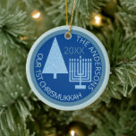 Merry Blue Intergléry Niedlich 1 Chrismukkah Foto Keramik Ornament<br><div class="desc">Personalisieren Sie dieses niedliche OUR 1ST CHRISMUKKAH Ornament in hellblau und dunkelblau für einen Familiengenuss. Vom blass blauen Weihnachtsbaum bis zur passenden hellblauen Hanukkah-Menorah wird dieses pastellblau-blaue und tiefblaue Keramik-Ornament an Ihren ersten blonden religiösen Feiertag erinnern. Laden Sie Ihr Foto auf der Rückseite hoch, wo es durch den gleichen pastellblauen...</div>