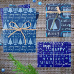 Merry Blue Intertrust Alles Hinzufügen Kinder Name Geschenkpapier Set<br><div class="desc">Fügen Sie dieses MERRY HAPPY ALLES personalisierte Geschenkverpackungs-Blatt Sortiment mit dem Namen Ihres Kindes und ein typografisches Design-Thema von hellblauen gemischten Schriftart und pastellblauen Menorahs und Weihnachtsbäume zu Ihrem einen von einer Art personalisierten Hanukkah, Weihnachten oder interreligiösen Chrismukkah Feier. Wrapping Paper Sheet One ist Set auf einem tiefen, königsblauen Hintergrund...</div>