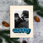 Merry Blue Retro Script Weihnachts-Foto Feiertagskarte<br><div class="desc">Diese Retro-inspirierte Weihnachtskarte zeigt das Wort fröhlich in blauer Schrift am Ende eines Fotos auf der Vorderseite. Die Rückseite der Karte hat Platz für ein zweites Foto. Passen Sie es mit einem kurzen persönlichen Gruß,  Ihrem Namen und dem Jahr an.</div>