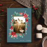 Merry Bright Botanisches Foto Weihnachten<br><div class="desc">Diese fröhliche und helle Weihnachtskarte des botanischen Fotos ist eine wunderbare Möglichkeit, Ihre wärmsten Wünsche während der Ferienzeit zu vermitteln. Es ist eine Karte, die sich die Eleganz der Einfachheit zu Eigen macht und Ihrem Foto und Ihrer Botschaft ein Glanz verleiht. Das Herzstück dieser Karte ist Ihr eigenes Foto, das...</div>