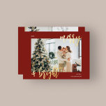 Merry Bright Brush Script Foto Red Folien Feiertagskarte<br><div class="desc">Die Weihnachtskarte bietet moderne Pinselskriptkalligraphie.</div>