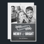 Merry & Bright Chalkboard Weihnachtskarten Feiertagskarte<br><div class="desc">Feiern Sie die Saison mit dieser modernen und stilvollen Urlaubskarte von Berry Berry Sweet.</div>