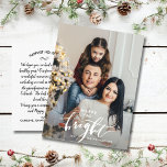 Merry Bright Christmas Hand Lettered Family Foto Postkarte<br><div class="desc">Feiern Sie die Saison mit dieser lustigen Postkarte mit Ihrem senkrechten Foto und den handgeschriebenen Worten "Merry And Bright" vorne und Ihrer individuellen Note auf der Rückseite. Oder, wenn Sie möchten, löschen Sie die typisierte Notiz auf der Rückseite und schreiben Sie jede Postkarte einzeln. Fügen Sie Ihre Rücksendeadresse für einfaches...</div>