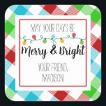 Merry & Bright Christmas Light-Geschenk-Tag Quadratischer Aufkleber<br><div class="desc">Dieses festliche Geschenketikett ist mit einer karierten,  roten,  grünen und blauen Grenze mit farbenfrohen Weihnachtsbeleuchtung versehen. "Mögen Ihre Tage fröhlich und hell sein" und ist mit einem Gruß/Namen personalisiert.</div>