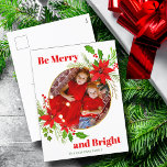 Merry & Bright Christmas Poinsettia Family Foto Feiertagspostkarte<br><div class="desc">Eine wunderschöne rote Poinsettienblüte mit heiligen Blättern umkreist Ihr niedliches Foto über frohen Weihnachten. Helle und fröhliche Kids fotografieren Urlaubspostkarten mit hübschen Blume und Blätter rund um Ihr Quadratbild. Feierliche Postkarten.</div>