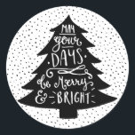 Merry & Bright Christmas Tree | Festtagsaufkleber Runder Aufkleber<br><div class="desc">Moderner Urlaubsticker mit moderner Kalligraphie und Christbaumillustrierung. Andere Farben und passende Artikel wie Fotokarten und Etiketten sind erhältlich. "Mögen deine Tage fröhlich und hell sein."</div>
