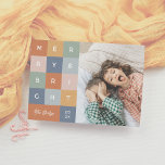 Merry & Bright Colorful Modern Christmas Foto Feiertagskarte<br><div class="desc">Feiern Sie die Saison stilvoll mit unserer "Merry & Bright" Fotokarte, einem kühnen und lebendigen Design, das perfekt für diejenigen ist, die eine lustige, moderne Drehung auf Tradition Liebe. Mit farbenfrohen Quadraten in Orange, Gelb, Grün, Rosa und Blau, jeder Buchstabe "fröhlich & hell" Pop in seinem eigenen dynamischen Block. Im...</div>