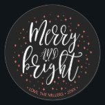 Merry & Bright | Coral & Black Christmas Geschenk Runder Aufkleber<br><div class="desc">Fügen Sie Ihrem Weihnachtsgeschenk eine letzte Touch mit diesem niedlichen personalisierten Aufkleber hinzu. Dieses Design zeigt Typografie " Merry & Bright " und festliche Glitzern in korallenroten Farben. Mehr passende Artikel in meinem Shop BaraBomDesign. Wenn Sie ein individuelles Design benötigen,  kontaktieren Sie mich bitte per E-Mail barabomdesign@gmail.com</div>