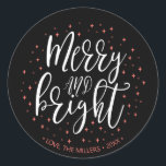 Merry & Bright | Coral & Black Christmas Geschenk Runder Aufkleber<br><div class="desc">Fügen Sie Ihrem Weihnachtsgeschenk eine letzte Touch mit diesem niedlichen personalisierten Aufkleber hinzu. Dieses Design zeigt Typografie " Merry & Bright " und festliche Glitzern in korallenroten Farben. Mehr passende Artikel in meinem Shop BaraBomDesign. Wenn Sie ein individuelles Design benötigen,  kontaktieren Sie mich bitte per E-Mail barabomdesign@gmail.com</div>