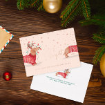 Merry & Bright | Dackel Dog Weihnachtssüßer Folien Feiertagskarte<br><div class="desc">Feiern Sie die magische und festliche Urlaubssaison mit unseren anschaulichen Urlaubskarten. Unser festliches Urlaubsszenario zeigt unseren handgezeichnet Dackel-Hund, der einen festlich roten, gemütlichen Strickpullover trägt. Der Hund der Dackel trägt Geweihe mit einer Reihe Weihnachtsleuchten, die um den Hund und im Hund eingewickelt sind. Die Vorderseite des Dackel-Hundes wird auf einer...</div>