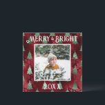 Merry & Bright Foto Red Metallic Glitzer Feiertagskarte<br><div class="desc">Merry & Bright Typografie. Rote Imitate metallisch mit grünen Metallkiefern mit Ihrem LieblingsFoto in der Mitte. Personalisieren Sie Ihre Nachricht und Ihren Namen auf der Rückseite. Die perfekte Urlaubskarte.</div>