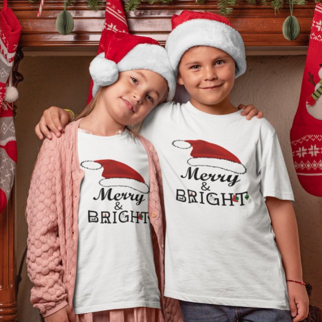 Merry & Bright mit Weihnachtsmannmütze Weihnachtsk T-Shirt (Merry & Bright with Santa Hat Christmas Kids T-Shirt)