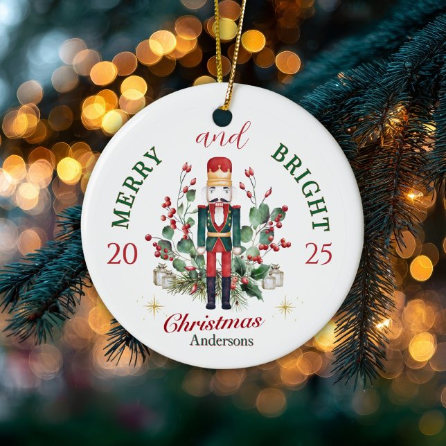 Merry & Bright Nutcracker Solder Holly Berry Keramik Ornament (Von Creator hochgeladen)
