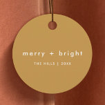 Merry   Bright | Ocher Mustard Gold Christmas Geschenkanhänger<br><div class="desc">Einfache,  stilvolle,  trendige "fröhliche   helle" Weihnachtsgeschenktafeln mit moderner minimalistischer Typografie in Weiß auf einem reichhaltigen ockergelben Senf-Hintergrund. Der Gruß,  Familienname und das Jahr lassen sich einfach für eine persönliche Touch anpassen. Ein einzigartiges Weihnachtsdesign,  das sich von der Masse abhebt!</div>