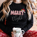 Merry Bright Pink Red Retro 80er Schriftart Weihna T-Shirt<br><div class="desc">Dieses niedliche,  mädchenhafte Merry & Bright Design wurde mit einem modernen Script-Schriftart und meinem handgeschriebenen Block Schriftart im Retro-Stil der 80er Jahre in Rosa und Rot erstellt. Es zeigt meine handgemalte Weihnachtsmannmütze mit Heiligen und Beeren.</div>