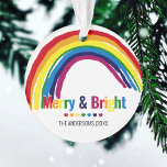 Merry & Bright | Rainbow Hope Foto Christmas Ornament<br><div class="desc">Niedliches modernes Merry & Bright Regenbogenschmuck mit dem Symbol der Hoffnung,  farbenfroher Text,  niedlichen kleinen Regenbogenherzen,  Familienname und Jahr. Auf der Rückseite ein Bild von Ihrer Familie oder Kindern. Ein wunderbares Geschenk oder bewahren Sake-Ornament.</div>