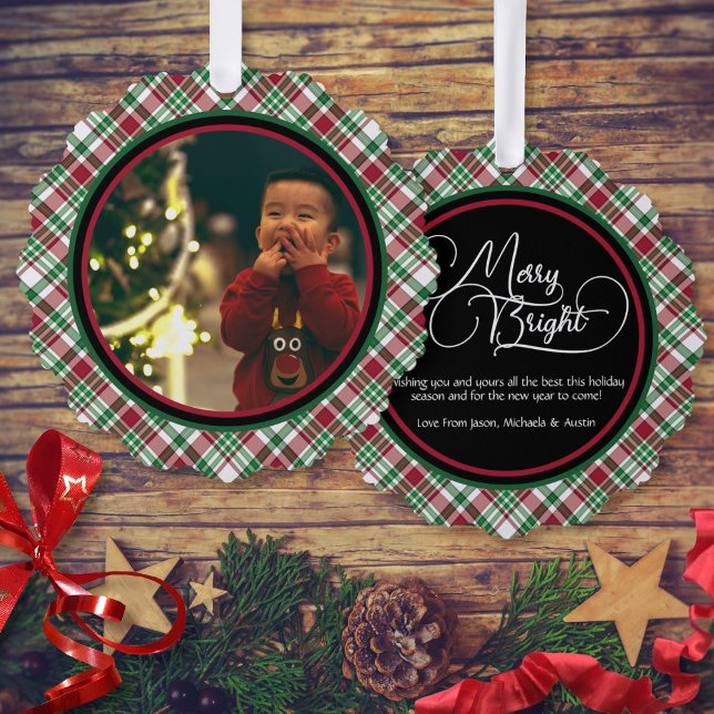 Merry & Bright Red & Green Kariert Holiday Foto Ornament Karte (In Situ with Decorations)