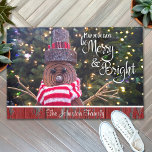 Merry Bright Rustic Log Snowman Custom Name Script Fußmatte<br><div class="desc">“May your days be merry & bright.” A close-up photo of a happy and cute, rustic log snowman, wrapped in a red and white striped scarf against lighted trees helps you usher in Christmas and New Year. Feel the warmth and joy of the holiday season as you enhance your entryway...</div>