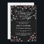 Merry & Bright String Lights Weihnachts-Party Einladung<br><div class="desc">Schwarze Weihnachtsstimmung mit Lichtern, die über die fröhliche und helle Weihnachtszeit-Party Einladung rollen. Feiern Sie die Urlaubssaison mit einer festlichen Weihnachtsfeier mit einem dekorativen Vintagen Drehbuch und hübschen bunten Saitenleuchten vor einem schwarzen Hintergrund! Der schwarze Hintergrund macht die Lichter und den Script-Pop zu einem wahren Blickfang. Das Vintage Drehbuch fügt...</div>