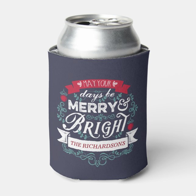 Merry & Bright Weihnachtstypografie Custom Banner Dosenkühler (Kanne Vorderseite)