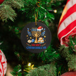Merry Chrismukkah Holiday Hanukkah Pajama Familie Keramik Ornament<br><div class="desc">Dieses fröhliche Christmukka Outfit ist das perfekte Hanukkah-Geschenk für jew Männer,  Frauen,  Kinder. Perfektes jüdisches Weihnachtsgeschenk,  um neben Ihrem Chanukah Ornament,  Dekorationen,  Socken,  Kerzen und Menorah während der Winterferien zu tragen!</div>
