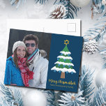 Merry Chrismukkah Niedlich Hanukkah Weihnachts-Fot Feiertagspostkarte<br><div class="desc">Dieses niedliche Foto aus der Familie Merry Chrismukkah ist mit einem grünen Weihnachtsbaum geschmückt,  der mit blauen dreieligen Ornamenten geschmückt ist,  und einem goldenen Jüdischen David-Star ganz oben für Hanukkah,  der die beiden Ferien für eine Familie vereint,  die beide feiert.</div>