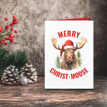 Merry Christ-moose Funny Christmas Moose Feiertagskarte<br><div class="desc">Genießen Sie den Urlaubssinn mit unserer bezaubernden Weihnachtskarte mit einem lieblichen Elch, der eine Weihnachtsmannmütze auf der Vorderseite spielt, begleitet von dem sonnigen Gruß "Fröhlicher Christ-Elch". Im Inneren finden Sie einen herzerwärmenden Vers, der die Essenz der Saison mit ein wenig Wortspiel einfängt. Diese Karte eignet sich hervorragend, um Familie und...</div>