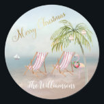 Merry Christmas Beach Flamingo Wreath einzigartig Runder Aufkleber<br><div class="desc">Frohe Weihnachten an diesem schönen Watercolor Beach - friedliche und sanfte Szene mit zwei Liegestühlen - freundlicher Flamingo mit schönem Kranz - Palm mit ein paar Ornamenten. Alle Design-Fragen,  senden Sie einfach eine E-Mail an charmdesignstudio@rcn.com und wir freuen uns,  Ihnen zu helfen.</div>