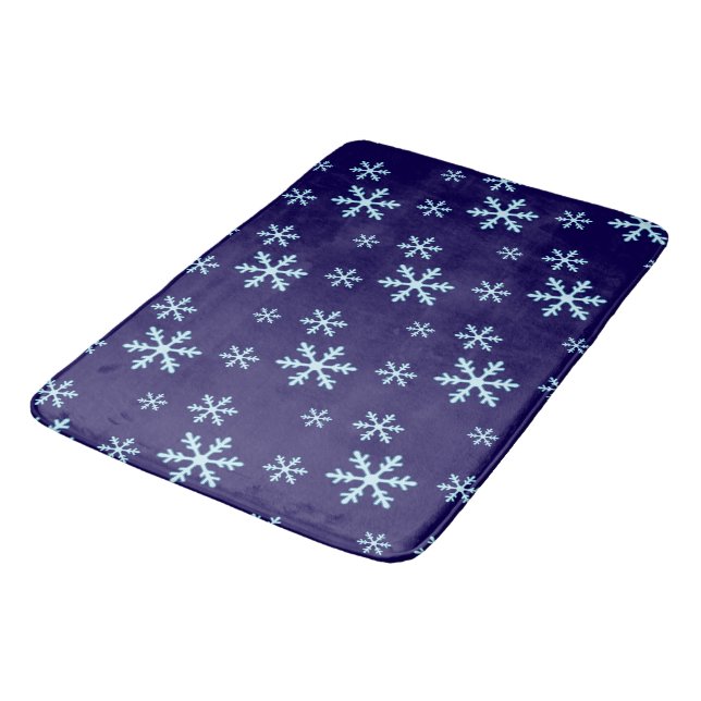 Merry Christmas Blue Snowflake Holiday Winter Badematte (Schrägansicht)