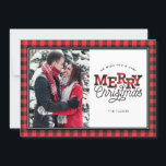 MERRY Christmas Buffalo Kariert Border Foto Card Feiertagskarte<br><div class="desc">Dieses trendige Foto-Design enthält den Text "Frohe Weihnachten" mit rot und schwarz Büffel kariert. Klicken Sie auf die Schaltfläche Anpassen für mehr Flexibilität beim Anpassen von Grafik, Text und/oder Foto! Variationen dieses Designs, zusätzliche Farben sowie koordinierende Produkte sind in unserem Shop, zazzle.com/doodlelulu* verfügbar. Kontaktieren Sie uns, wenn Sie dieses Design...</div>