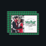 MERRY Christmas Buffalo Kariert Green Foto Card Feiertagskarte<br><div class="desc">Dieses trendige Foto-Design enthält den Text "Frohe Weihnachten" mit grünen und schwarzen Büffel kariert. Klicken Sie auf die Schaltfläche Anpassen für mehr Flexibilität beim Anpassen von Grafik, Text und/oder Foto! Variationen dieses Designs, zusätzliche Farben sowie koordinierende Produkte sind in unserem Shop, zazzle.com/doodlelulu* verfügbar. Kontaktieren Sie uns, wenn Sie dieses Design...</div>