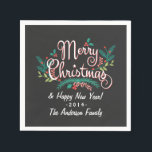 MERRY CHRISTMAS CHALKBOARD HOLLY UND BRANCHEN SERVIETTE<br><div class="desc">MERRY CHRISTMAS & HAPPY NEW YEAR | Helle und farbenfrohe handgezeichnet Chalkboard Art saisonale Weihnachtszeitungen Papierservietten mit lässiger handgeschriebener Retro-Typografie, featherischen Winterkiefern und Blumenkranz mit Lorbeer-Blätter und heilig in Rot, Weiß und Grün. Personalisieren Sie es mit Ihrem Namen oder benutzerdefinierten Gruß. Klicken Sie auf Anpassen, um die Hintergrundfarbe oder den...</div>