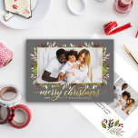 Merry Christmas Charcoal Gold Elegante Script Folien Feiertagskarte<br><div class="desc">"Frohe Weihnachten" ist die Urlaubskarte mit einem Blumengrün-Blätter und Beeren-Design mit einem modernen, eleganten, echten Goldfolien-Grußtext und Rahmen rund um das Bild. Personalisieren Sie den einfachen Text mit einer Familiensignatur und dem Jahr, und wählen Sie eine zusätzliche Nachricht auf der Kartenrückseite. Auf der Rückseite sind zwei zusätzliche Fotos enthalten. Enthält...</div>