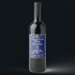 Merry Christmas Custom Blue Winter Constellations Weinetikett<br><div class="desc">Mit diesen hübschen,  wintergeprägten Flaschenetiketten können Sie Ihre Weihnachtsweingeschenke individuell gestalten. Das Design beinhaltet ein Urlaubsmuster,  das von Weihnachtsthemen inspiriert wird: Weihnachtsmann,  Schneemann,  Schneeflocken,  Hirsche und vieles mehr. In der Mitte,  fügen Sie einfach Ihre personalisierte Begrüßung.</div>