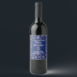 Merry Christmas Custom Blue Winter Constellations Weinetikett<br><div class="desc">Mit diesen hübschen,  wintergeprägten Flaschenetiketten können Sie Ihre Weihnachtsweingeschenke individuell gestalten. Das Design beinhaltet ein Urlaubsmuster,  das von Weihnachtsthemen inspiriert wird: Weihnachtsmann,  Schneemann,  Schneeflocken,  Hirsche und vieles mehr. In der Mitte,  fügen Sie einfach Ihre personalisierte Begrüßung.</div>