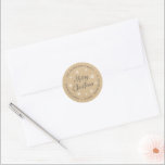 Merry Christmas Custom Kraft Brown Return Addresse Runder Aufkleber<br><div class="desc">Personalisierte Weihnachts-Rücksendeadressen-Aufkleber/Aufkleber mit Frohen Weihnachten in schöner handgeschriebener Kalligraphie und einem Kraft-braunen Hintergrund mit Schneeflocken. Ideal für Ihre Urlaubskarte oder Ihren Einladungsumschlag. Passen Sie Ihren Namen/Familiennamen und Ihre Adresse an.</div>