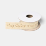 Merry Christmas Custom Personalisiert Name Script Satinband<br><div class="desc">Merry Christmas Custom Personalisiert Name Script Gold Ribbon enthält den Text "Frohe Weihnachten" in modernen goldhandgeschriebenen Kalligrafieschrift mit Ihren personalisierten Wünschen auf einem hellweißen Hintergrund. Ideal für Weihnachtsgeschenke. Entworfen von ©Evco Holidays www.zazzle.com/store/evcoholidays</div>