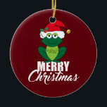 Merry Christmas Frog Keramik Ornament<br><div class="desc">Frohe Weihnachtsfrosch in niedlichem,  roten Weihnachtsmütze mit Glocken und Misteloe. Dieses coole Weihnachtsgeschenk mit einem lächelnden grünen Froschtier macht mich glücklich und voller Weihnachtsjubeln.</div>