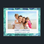 MERRY CHRISTMAS HAWAIIAN TROPICAL BEACH FOTO FEIERTAGSPOSTKARTE<br><div class="desc">Blaue und grüne türkisfarbene glänzende Imitat Frische Weihnachten Hawaiianische Tropical Palm Leaf Familie Foto Weihnachtskarte. Das Bild und der Familienname können auf dieser einfachen Strand- oder Küstenurlaub Weihnachten Familie Foto Card ersetzt werden.</div>