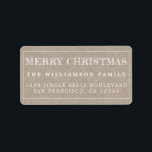 Merry Christmas Kraft Paper Rücksendeadresse Adressaufkleber<br><div class="desc">Fügen Sie Ihren Weihnachtskarten und Einladungen mit unseren festlichen Frohen Weihnachtsfeiern ein wenig Beifall hinzu. Dieses stilvolle Weihnachtsdesign besticht durch die zeitgenössische Typografie in weißer Handschrift auf einem Hintergrund aus Kraftpapier. Fügen Sie einfach Ihren Namen und Ihre Adresse hinzu. Exklusiv für Sie entworfen von Happy Dolphin Studio. Wenn Sie Hilfe...</div>
