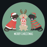 Merry Christmas Labrador Retriever Hunde Runder Aufkleber<br><div class="desc">Niedliche Abbildung von drei Labrador Retrievers in Weihnachtsbekleidung.</div>