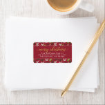 Merry Christmas Red Gold Elegante Script-Adresse Adressaufkleber<br><div class="desc">"Frohe Weihnachten" Rücksendeadressen-Aufkleber mit einem floralen Blumenmuster von Feriengärten Blätter und Beeren-Design mit modernen,  eleganten goldenen Schrift Gruß-Text und klassische Rücksendeadresse Text,  die mit Ihrem Familiennamen und Zuhause-Adresse personalisiert werden können. Enthält eine klassische rote Hintergrundfarbe.</div>