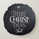 Merry CHRISTmas Religious Chalkboard Nativity Rundes Kissen<br><div class="desc">Modisches und lustiges Chalkboard-Look. Wir sagen "Frohe Weihnachten", aber oft vergessen wir den Ursprung der Worte. Die originale Handschrift verwendet ihr einzigartiges Design, um die Geschichte einfach und elegant zu erzählen. Zeigen Sie Ihren CHRISTmas Geist. Die perfekte und klassische Feriendekoration. Und wenn die Ferien vorbei sind, drehen Sie es einfach...</div>