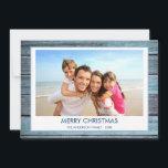MERRY CHRISTMAS RUSTIC BEACH HOLZ FOTO FEIERTAGSKARTE<br><div class="desc">Rustikales Blue Wood Coastal Beach Foto Weihnachtskarte. Das Bild und der Familienname können auf dieser einfachen Strand- oder Küstenurlaub Weihnachtsfamilienfotokarte ersetzt werden.</div>