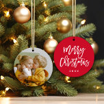 Merry Christmas Script Custom Color Foto Keramik Ornament<br><div class="desc">Verwenden Sie das Vorlagenformular,  um Ihr Foto und das Jahr für die Personalisierung hinzuzufügen. Ändern Sie die Farbe,  indem Sie auswählen,  um weitere Anpassungen.</div>